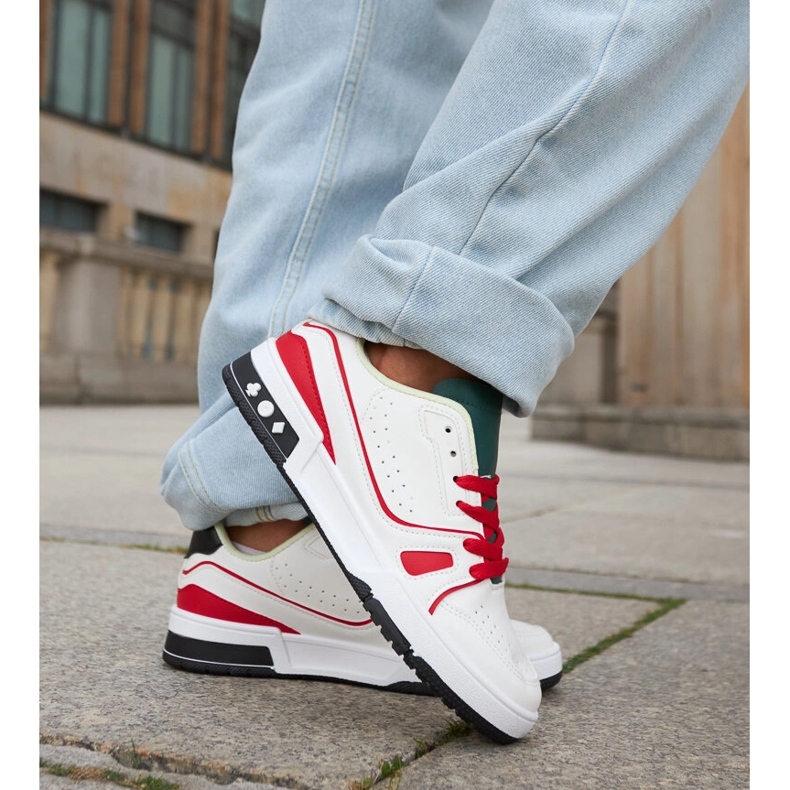 Inna Les chaussures blanches et rouges d'Archie avec une langue verte 1