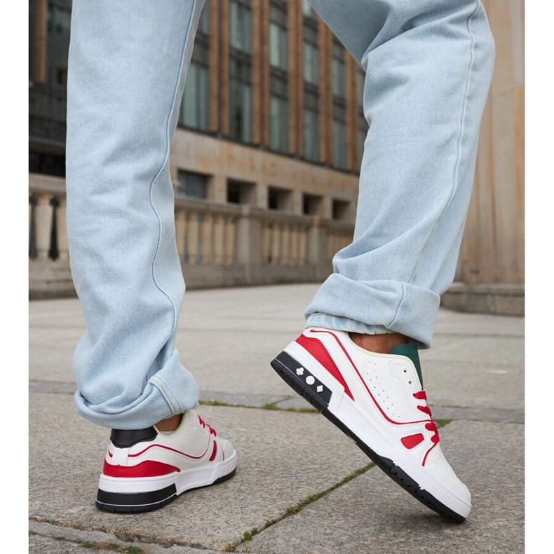 Inna Les chaussures blanches et rouges d'Archie avec une langue verte 2