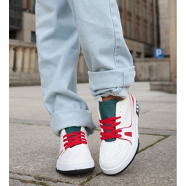 Inna Les chaussures blanches et rouges d'Archie avec une langue verte 4