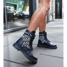 Bottines noires ornées d'un monogramme le noir 2