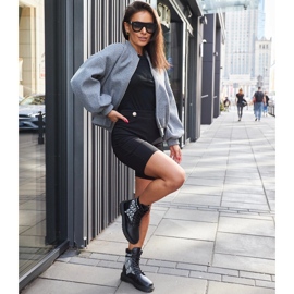 Bottines noires ornées d'un monogramme 1