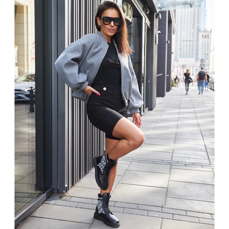 Bottines noires ornées d'un monogramme le noir 1