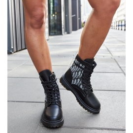 Bottines noires ornées d'un monogramme le noir 3