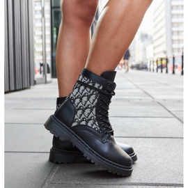 Bottines noires ornées d'un monogramme le noir 4