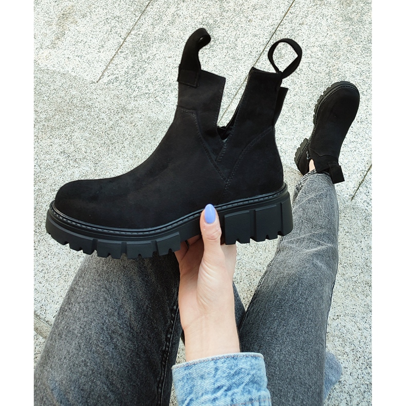 Bottes noires pour femmes sur la plate-forme 2