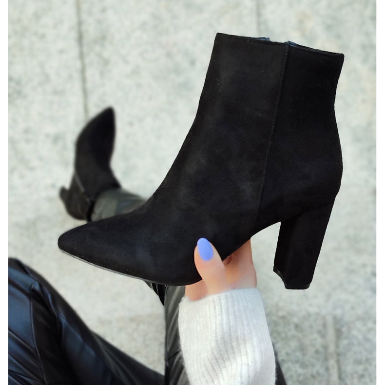 Bottes classiques pour femmes en daim sur le poteau beige 2