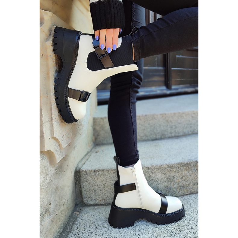 Baggies femme blanches avec boucles 1