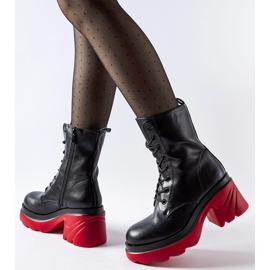Chaussures isolées noires avec talon rouge 1