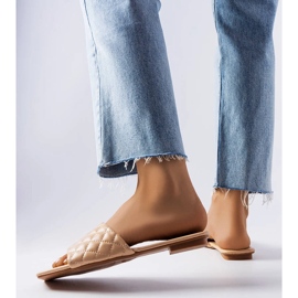 Tongs élégantes beiges avec matelassage de Labrie 1