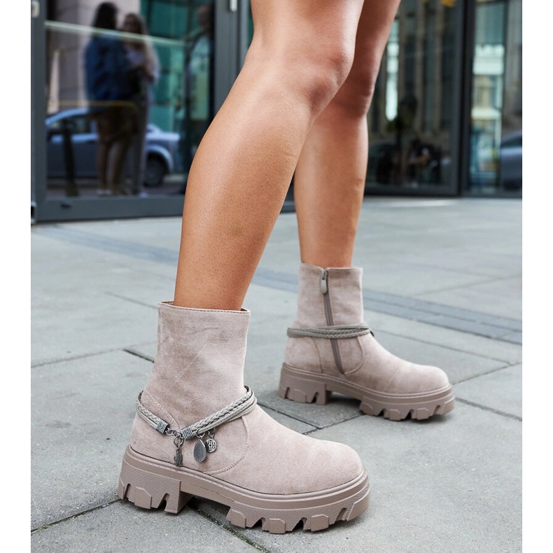 Bottines beiges avec bracelet décoratif 2 Bottines beiges avec bracelet décoratif 2