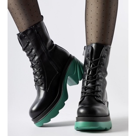 Ouvriers isolés noirs sur un poteau nautique Costa 1