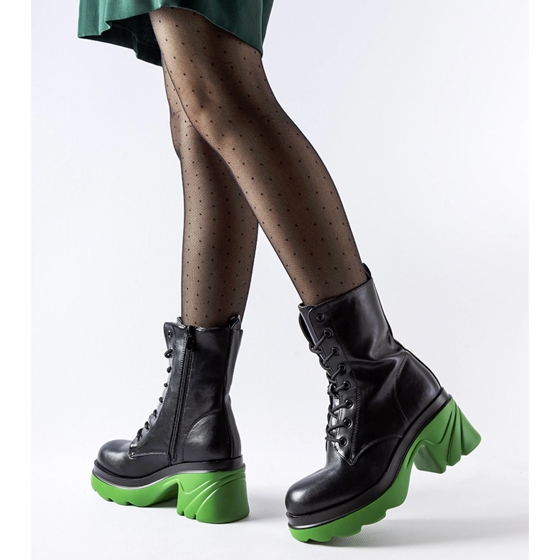 Chaussures isolées noires avec talon Cost vert le noir 1