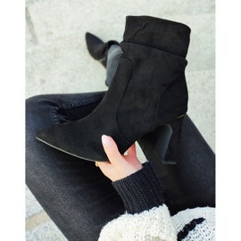 Bottes noires pour dames sur un poteau décoré 2