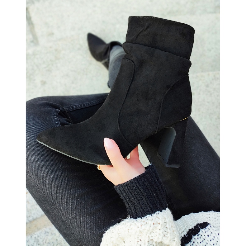 Bottes noires pour dames sur un poteau décoré 2