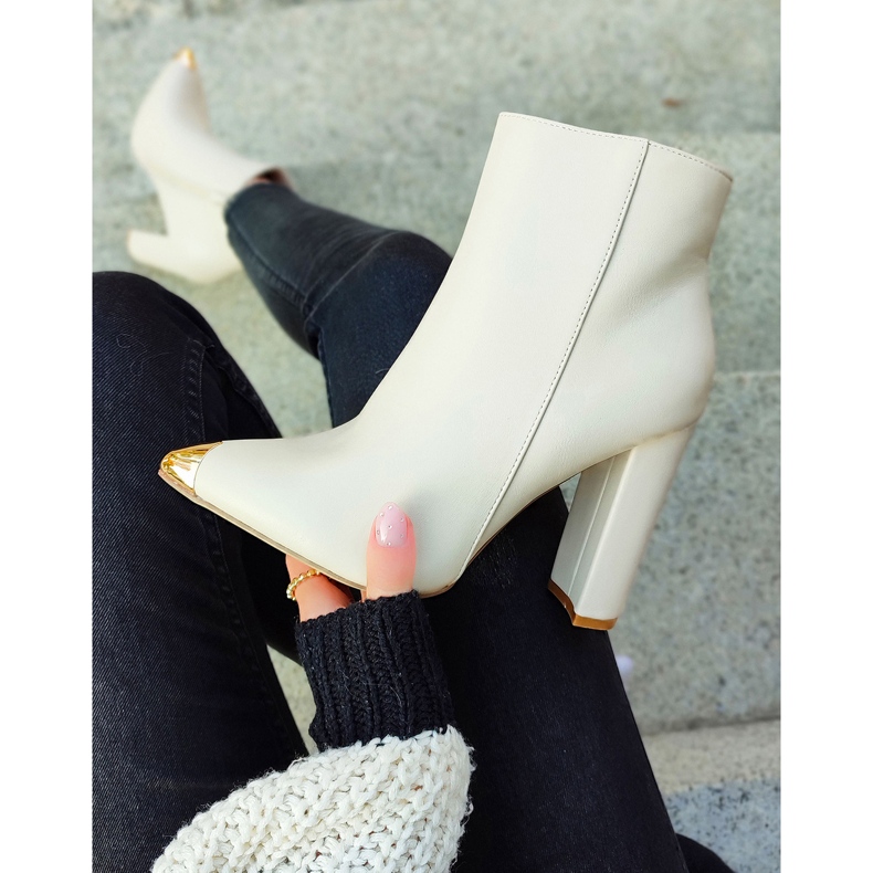 Bottes beiges pour dames avec une pointe décorative 2
