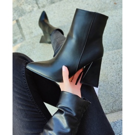 Bottes noires sur un poteau en forme de triangle le noir 10