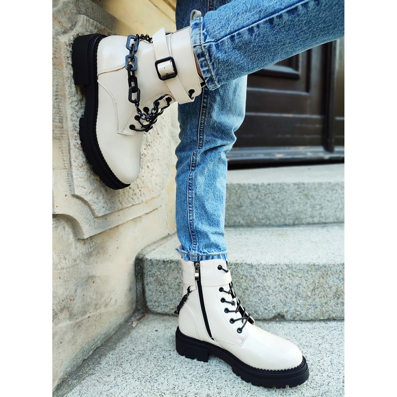 Bottes de travail laquées beiges pour femme avec chaîne amovible 2