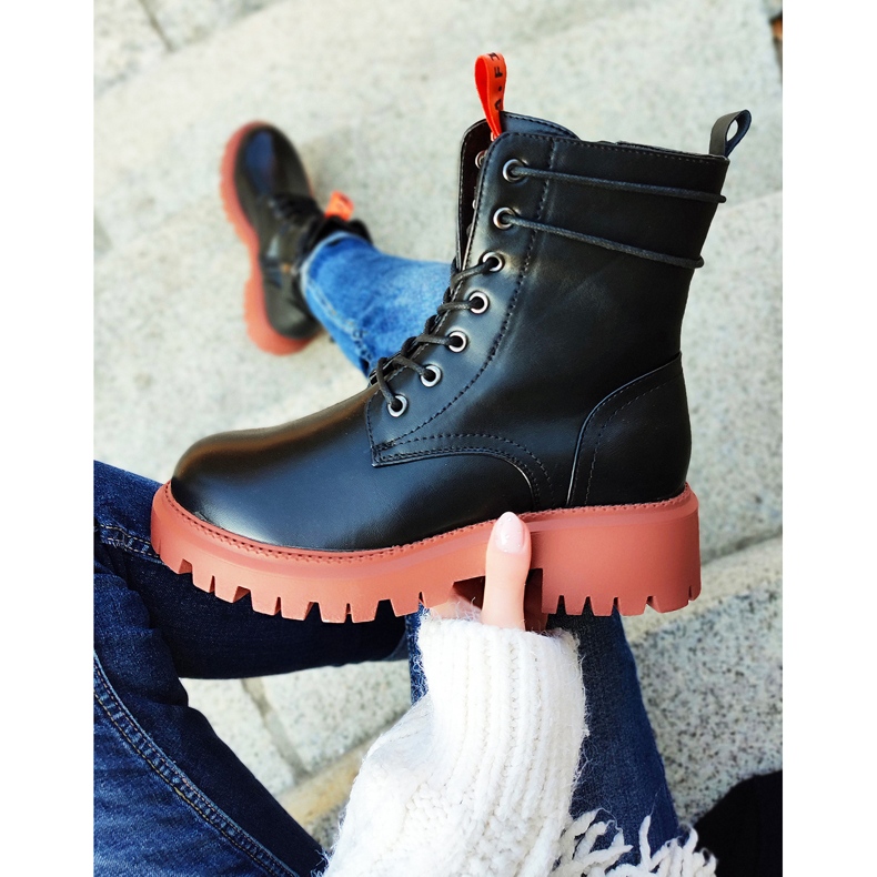 Travailleuses noires avec un ajout coloré le noir 2