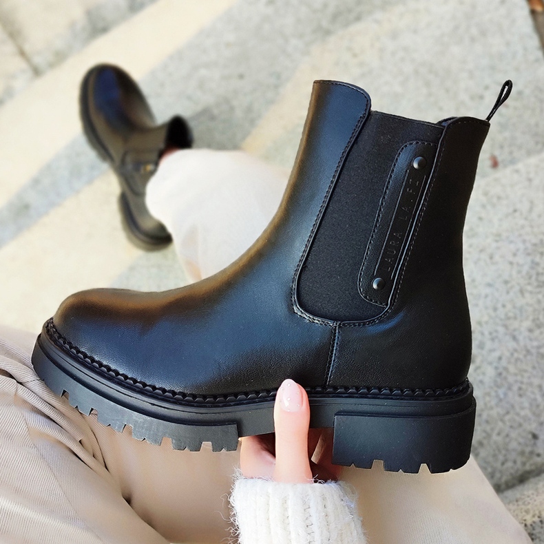 Bottes noires pour dames à semelle épaisse 1