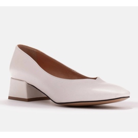 Marco Shoes Escarpins en cuir grainé blanc avec un col en V blanche 2