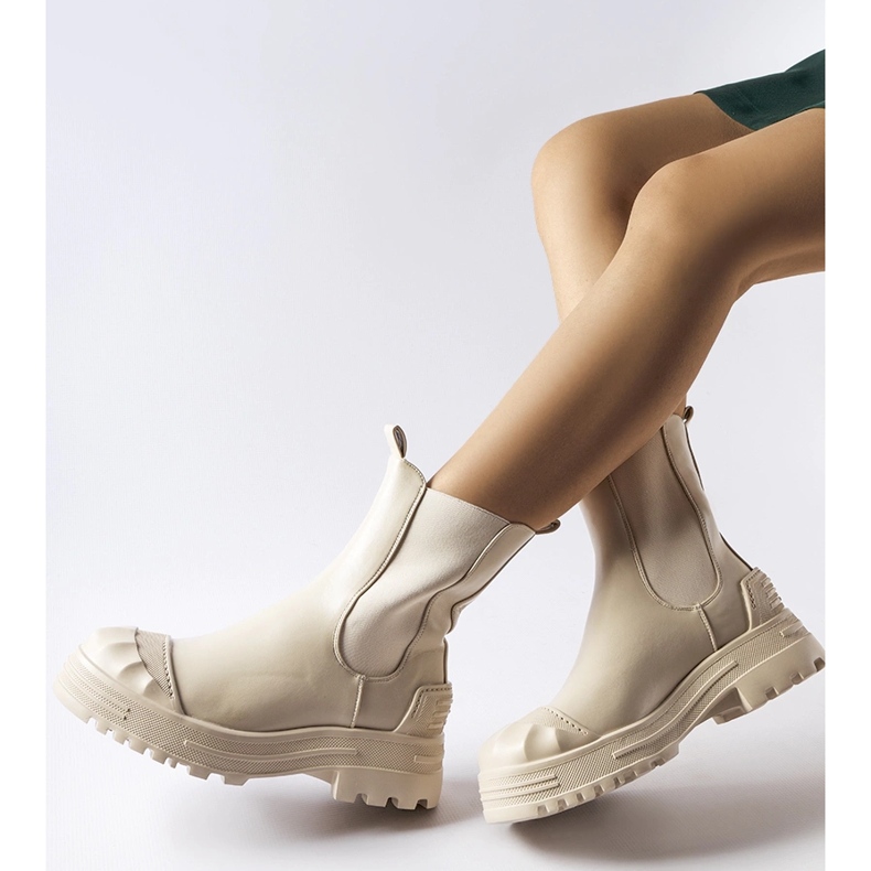 Bottines massives isolées beiges par Albanese 1 Bottines massives isolées beiges par Albanese 1