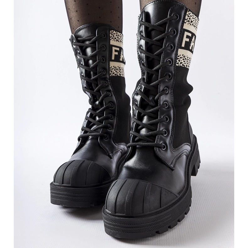 Chaussures chaussettes noires avec inscription Daria blanche le noir 1 Chaussures chaussettes noires avec inscription Daria blanche le noir 1