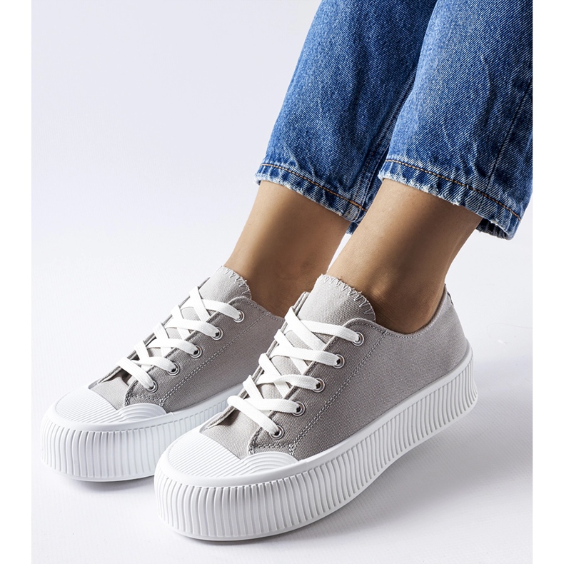 Baskets grises sur une épaisse plateforme Fortunata 1