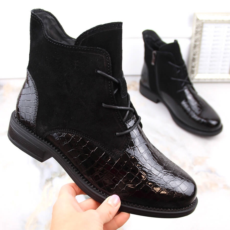 Bottes noires isolées en cuir suédé verni T.Sokolski 722 1