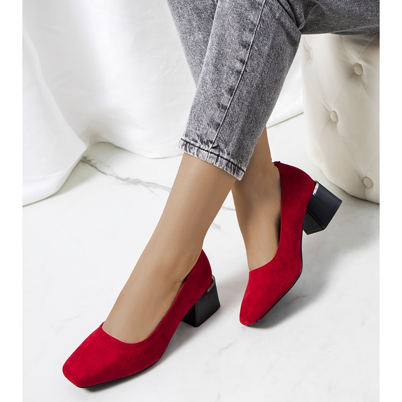 Escarpins rouges sur le poste de Bloor 1