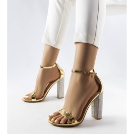 Sandales dorées sur poteau décoratif Rette d'or 1