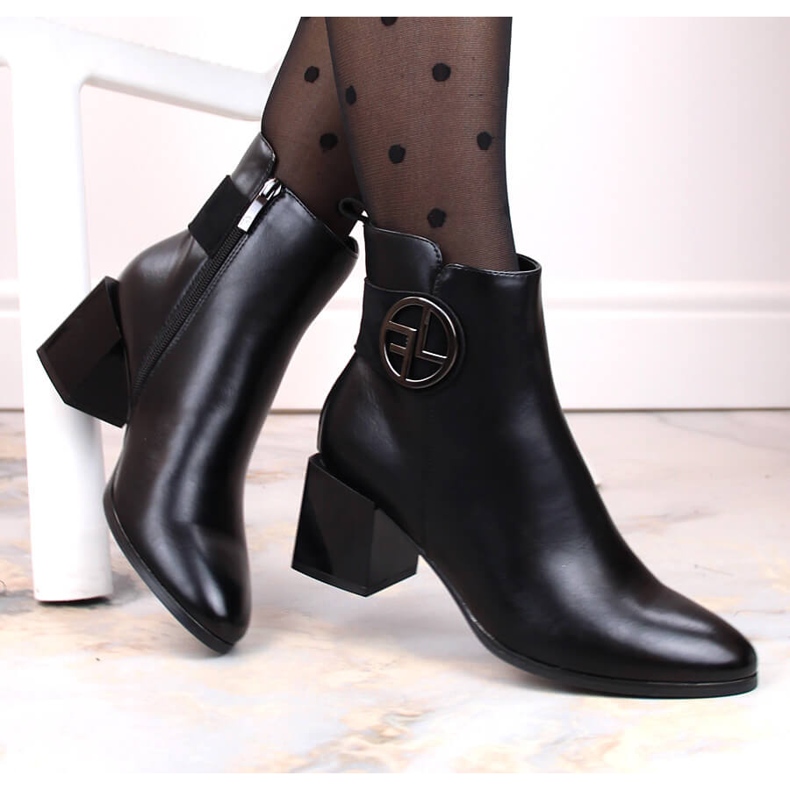 Bottines femme noires isolées sur talon haut décoratif, Potocki SZ12227 1