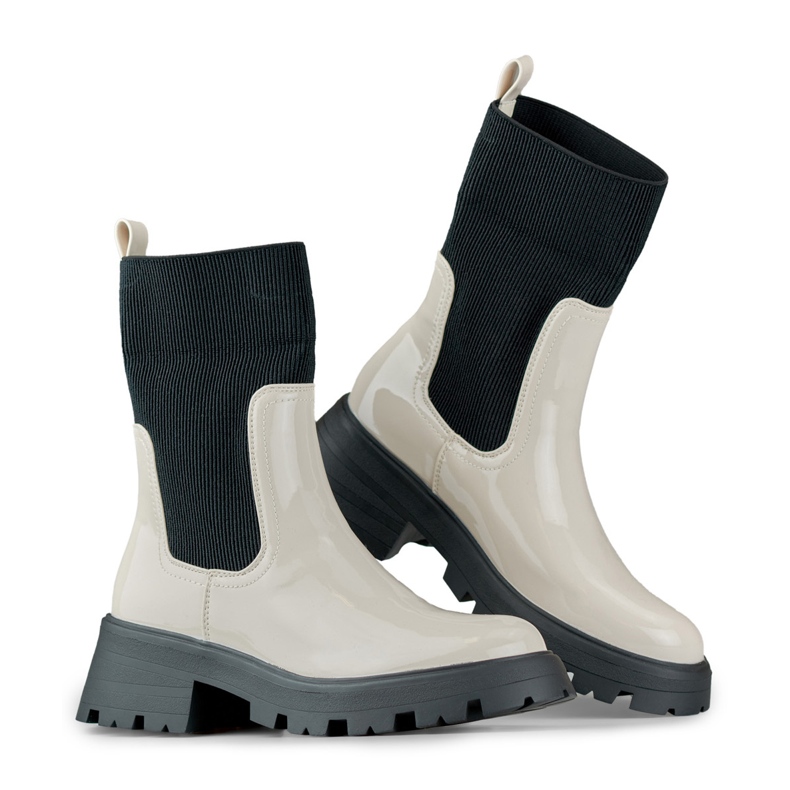 Travailleurs en cuir verni beige avec tige flexible 2 Travailleurs en cuir verni beige avec tige flexible 2