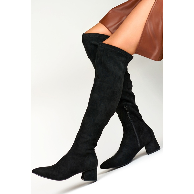 Bottes en daim noir au dessus du genou avec un talon bas 1