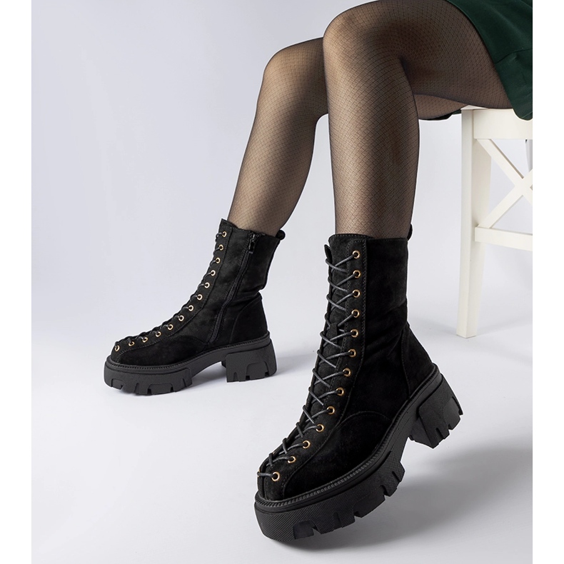 Bottines noires ornées d'un liseré Amol 1