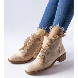 Bottines beiges avec strass et dentelle par Belviglieri 1