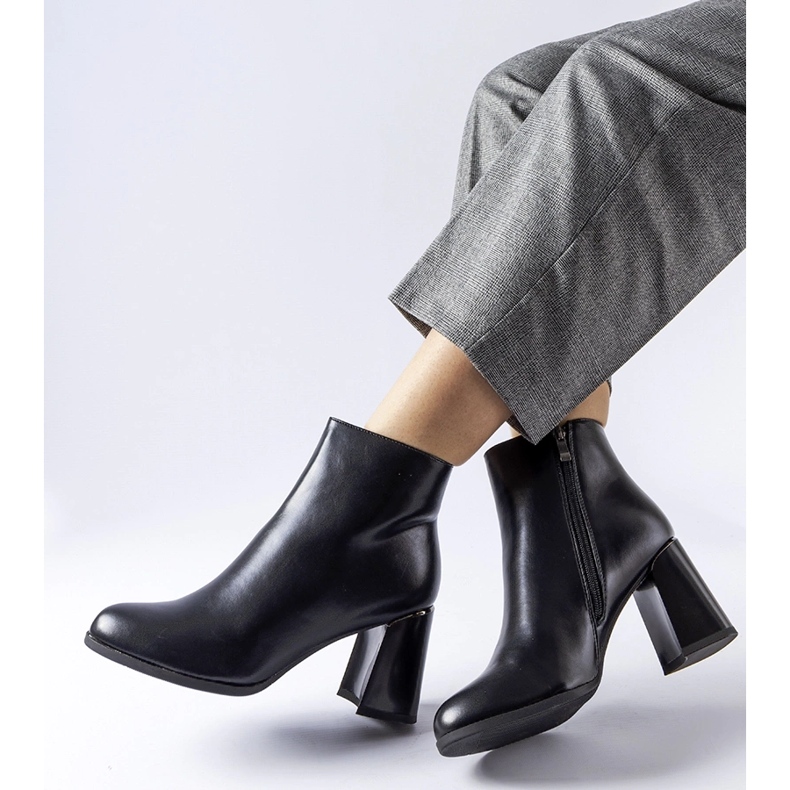 Bottines isolées noires avec talon Clivi décoratif 1