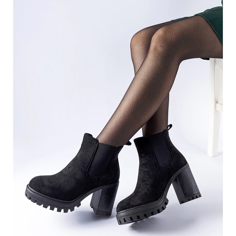 Bottines noires sur un énorme talon Montelparo 1