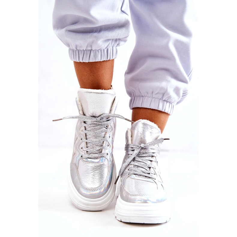 Chaussures de sport isolées en argent pour femmes 6 Chaussures de sport isolées en argent pour femmes 6