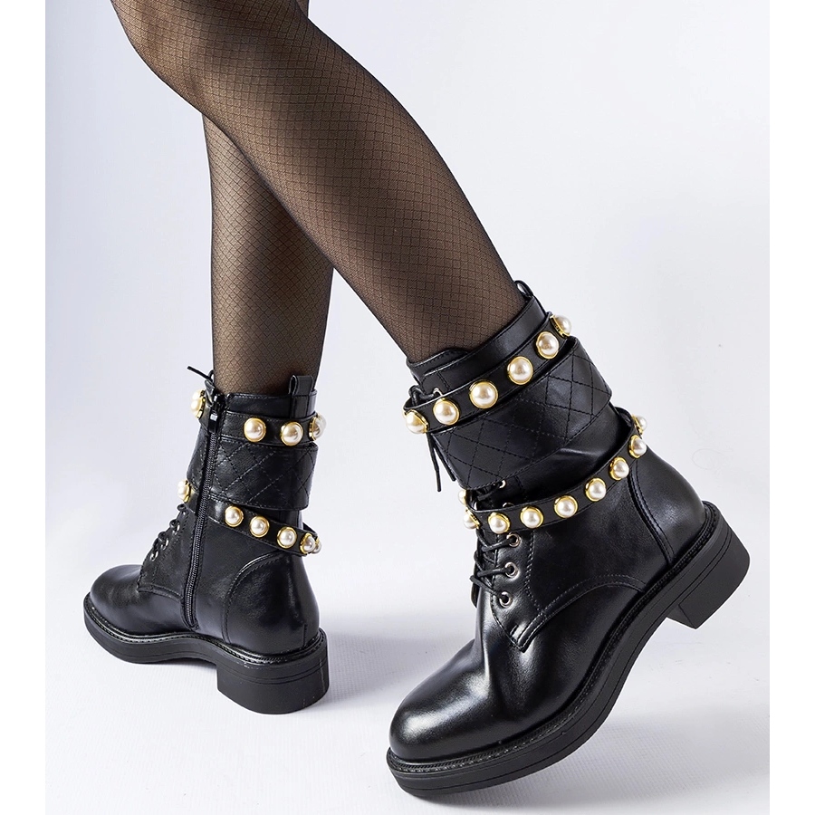 Bottes isolees noires avec perles Chaussures a la mode