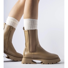 Bottes isolées marron par Mombello brun 1 Bottes isolées marron par Mombello brun 1