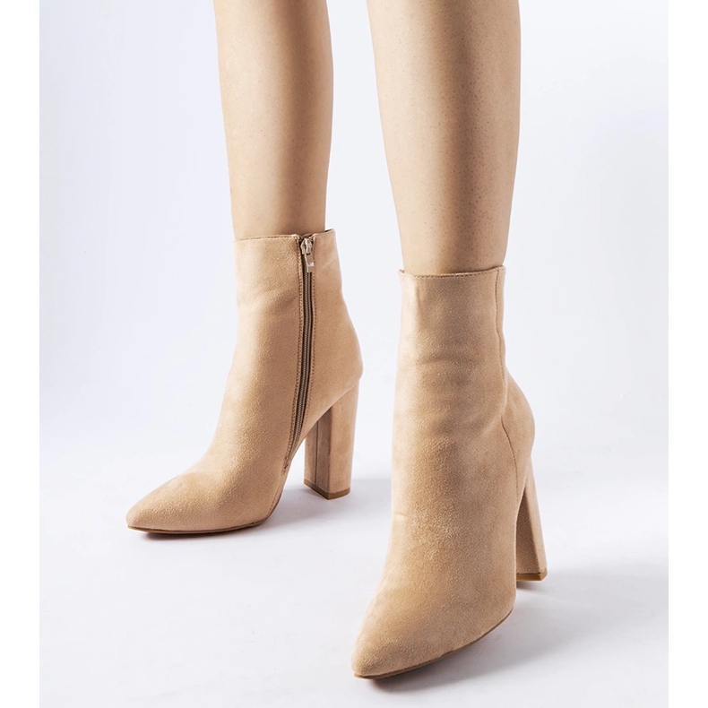 Bottines en éco-daim beige par Borgetto 1