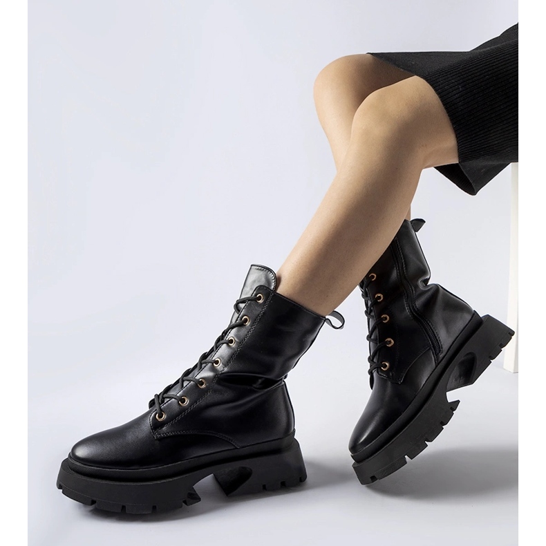 Bottines à lacets isolées noires par Aeroporto 1