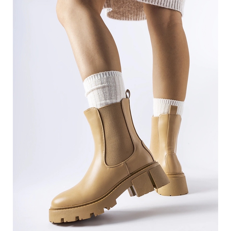 Bottines à enfiler classiques isolées beiges par Laives 1