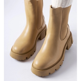 Bottines à enfiler classiques isolées beiges par Laives 3