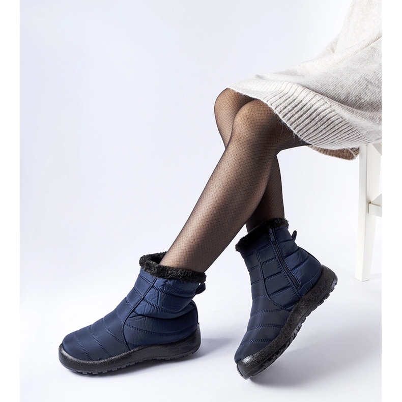 Bottes de neige isolées bleu marine de Valparaiso 1 Bottes de neige isolées bleu marine de Valparaiso 1