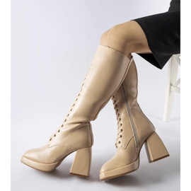 Bottes isolées beiges avec un énorme talon Nova 1