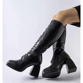 Bottes isolées noires avec un énorme talon Nova le noir 1