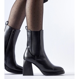 Bottines isolées noires sur un énorme talon Adamo le noir 2