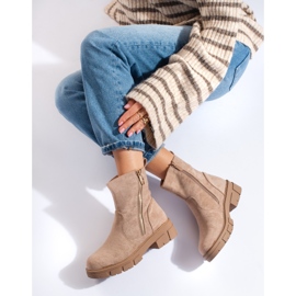 Bottines en daim beige avec fermeture éclair décorative par Vinceza 1