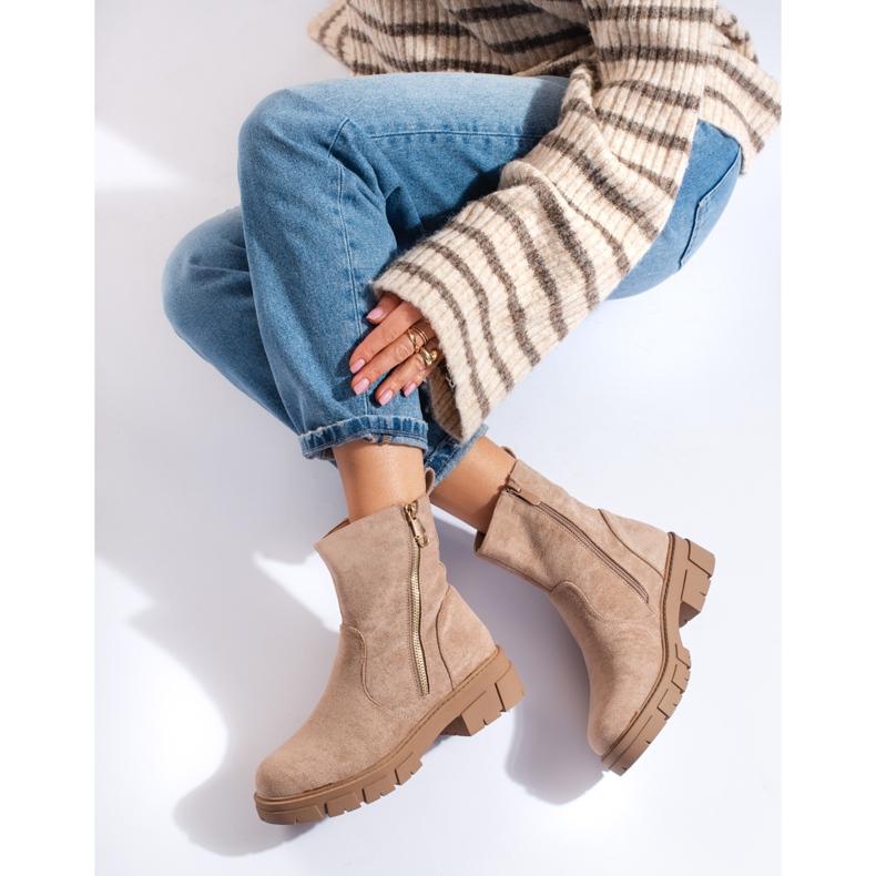 Bottines en daim beige avec fermeture éclair décorative par Vinceza 1